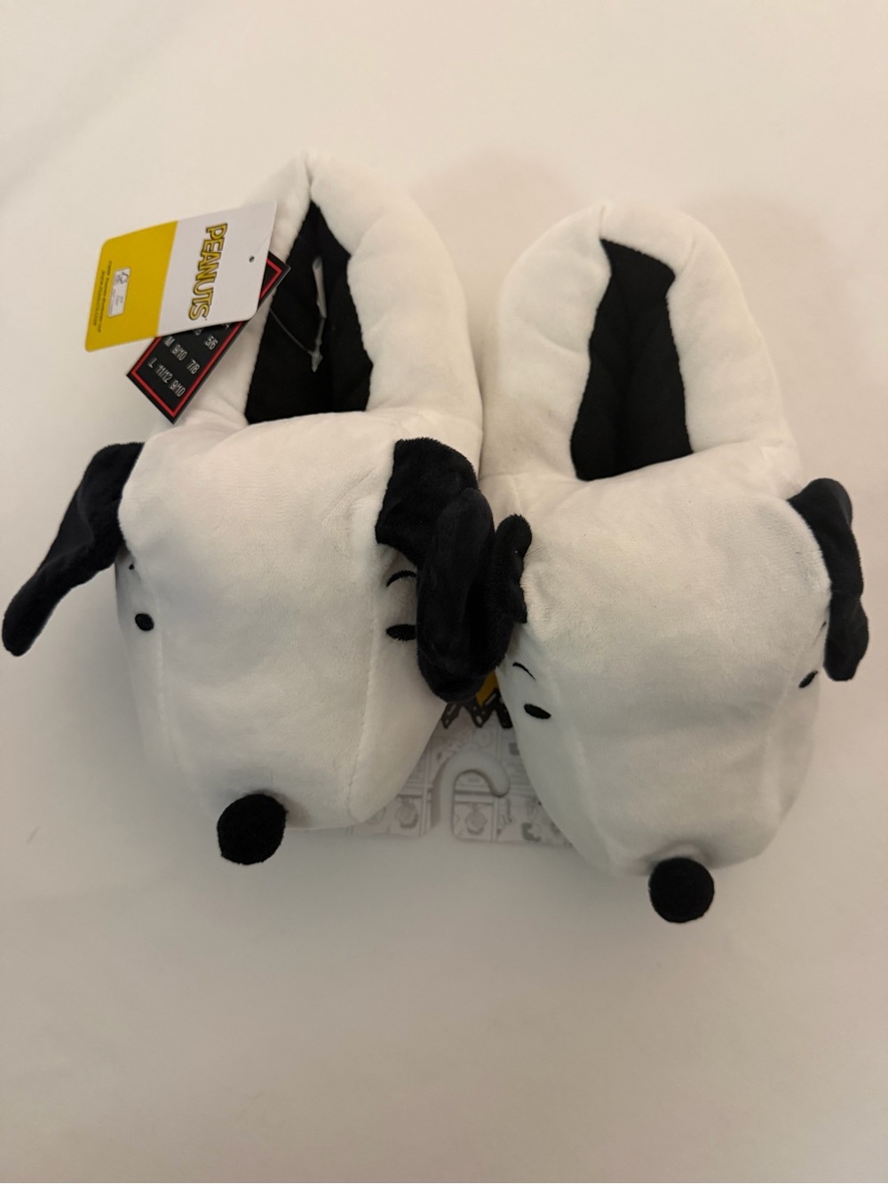 Peanuts Snoopy Woman's Size 7/8 Plush Slippers - White and Black